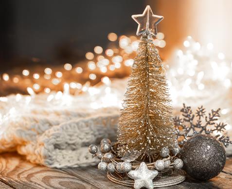 sfondo-di-natale-con-abete-decorativo-su-sfondo-sfocato-con-bokeh