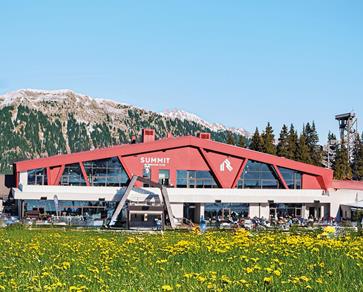 01-summit-mountain-club-sommer